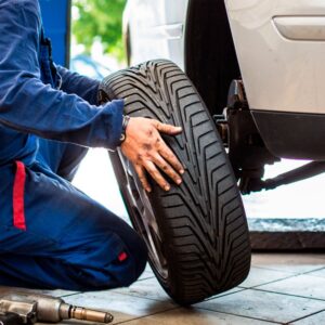 AMC Srbija pomoć na putu - mehaničar menja gumu na automobilu